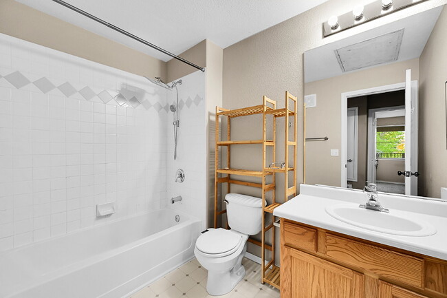 Building Photo - $1,900, 3-bed, 2-bath, located in Colorado...