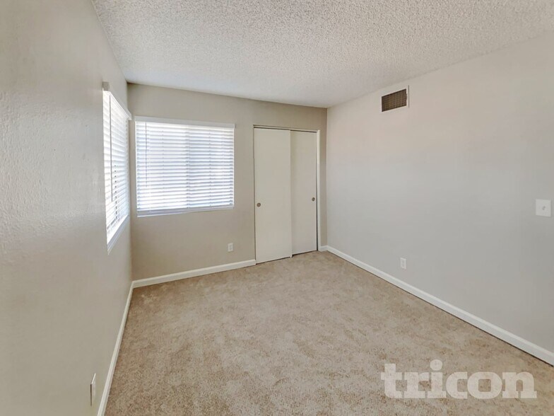 Building Photo - 3143 Regal Oak Dr