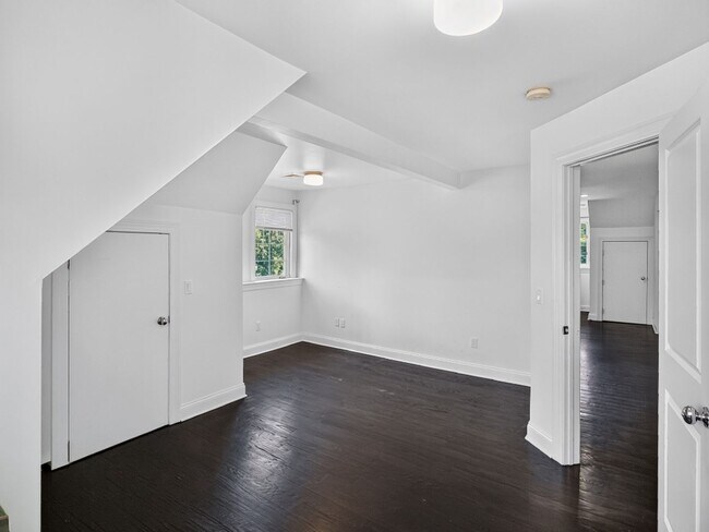 Interior Photo - 682 Prospect Street