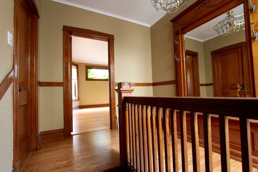 foyer - 1109 S Oak Park Ave