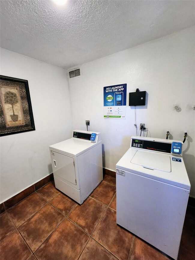 Building Photo - 9001 SW 77th Ave