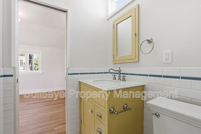 Building Photo - 525 W Lynwood St