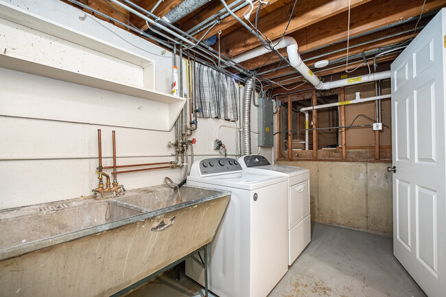 Building Photo - 370 Prairie Ave