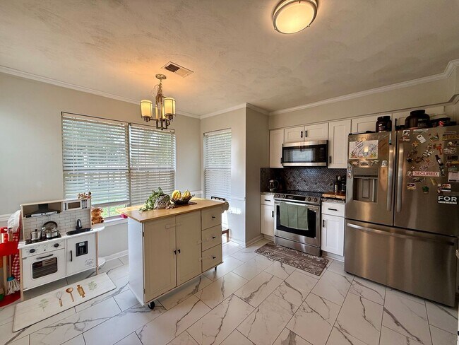 Building Photo - Beutifully updated 4 bed 2.5 bath home with large yard!