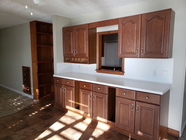 Building Photo - Enjoy Lakefront Luxury Year Round!