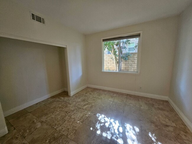 Building Photo - Executive home in South Corona!