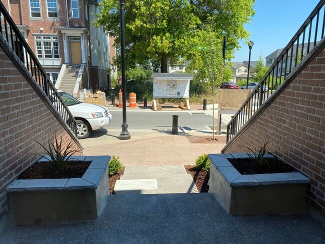 Building Photo - Beautiful brownstone in the heart of Ville...