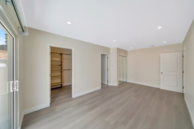 Building Photo - 10951 Whitegate Ave