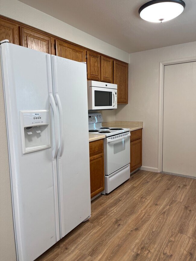 Building Photo - ROUNDHOUSE824