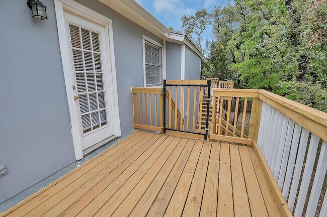 Building Photo - 500 Algerita Dr