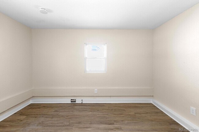 Building Photo - For Rent – Renovated 3 Bedroom Bungalow in Englewood