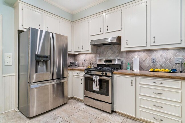 Building Photo - 12433 Montego Plaza