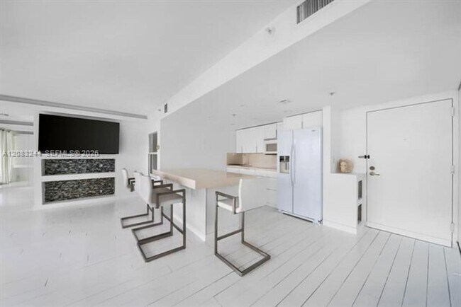 Building Photo - 7601 E Treasure Dr