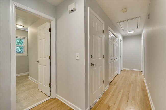 Building Photo - 2111 Huron Dr
