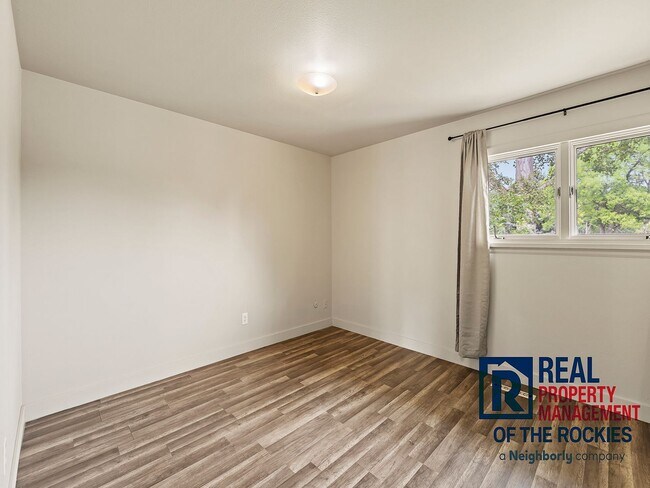 Building Photo - 4-Bed, 3-Bath Tri-Level in Prime Location