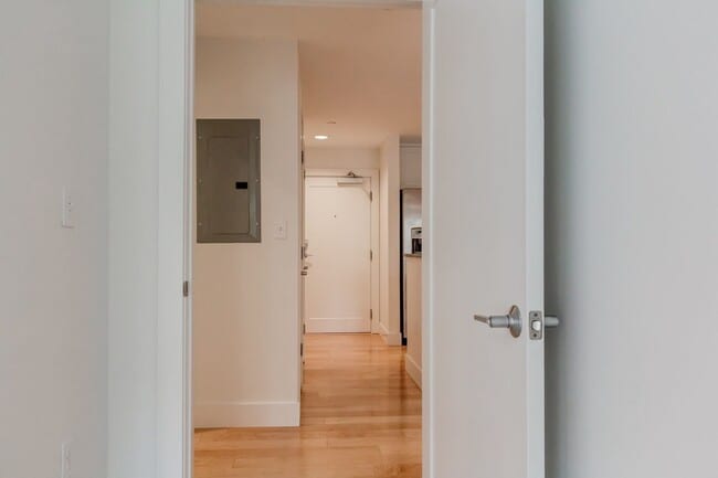 Building Photo - 1BR/1BA - Beautiful Updated Condo in Downtown Portland