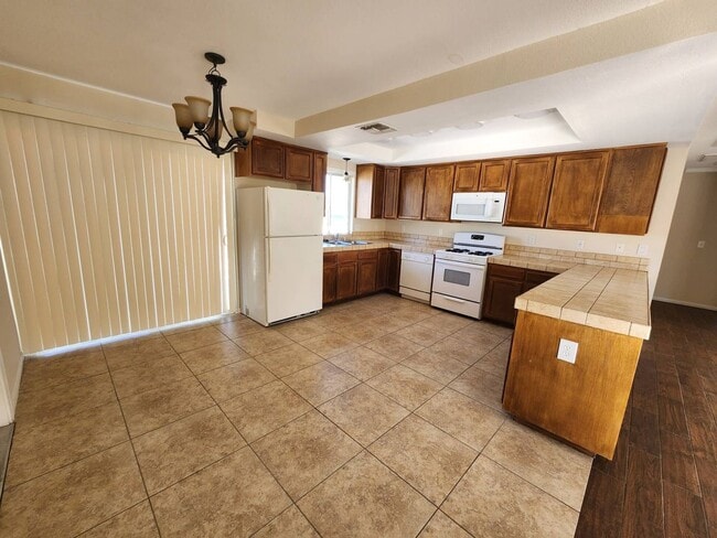 Building Photo - 2 Bedroom 2 Bath House Near Back Entrance ...
