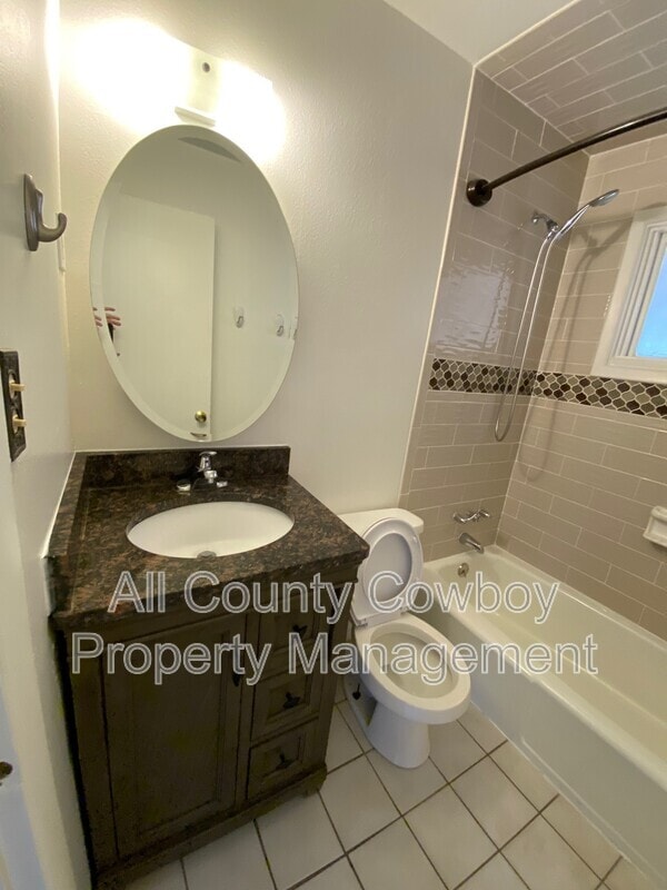 Building Photo - 1514 E Symons St