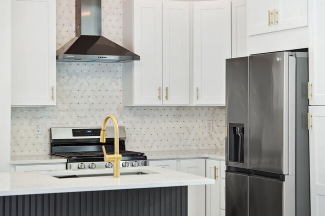 Building Photo - Tastefully Renovated Downtown Charleston Home