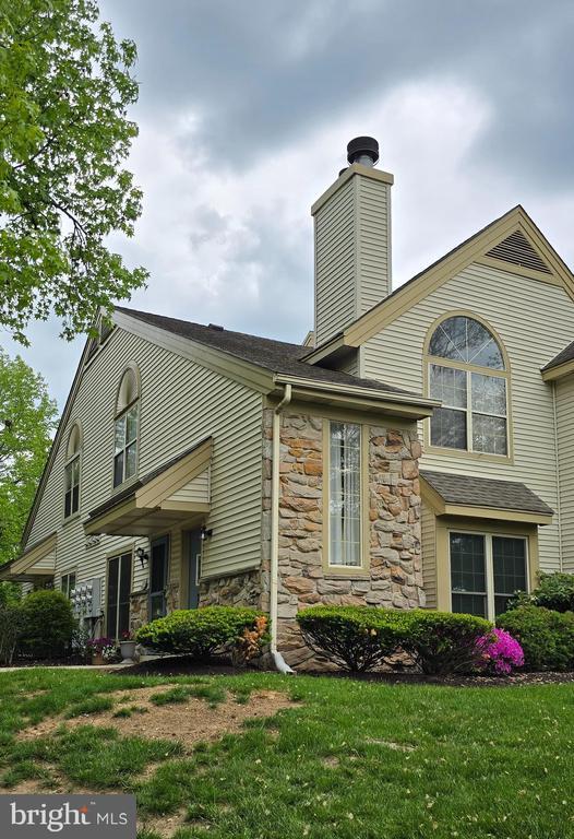 Building Photo - 208 Foxmeadow Dr