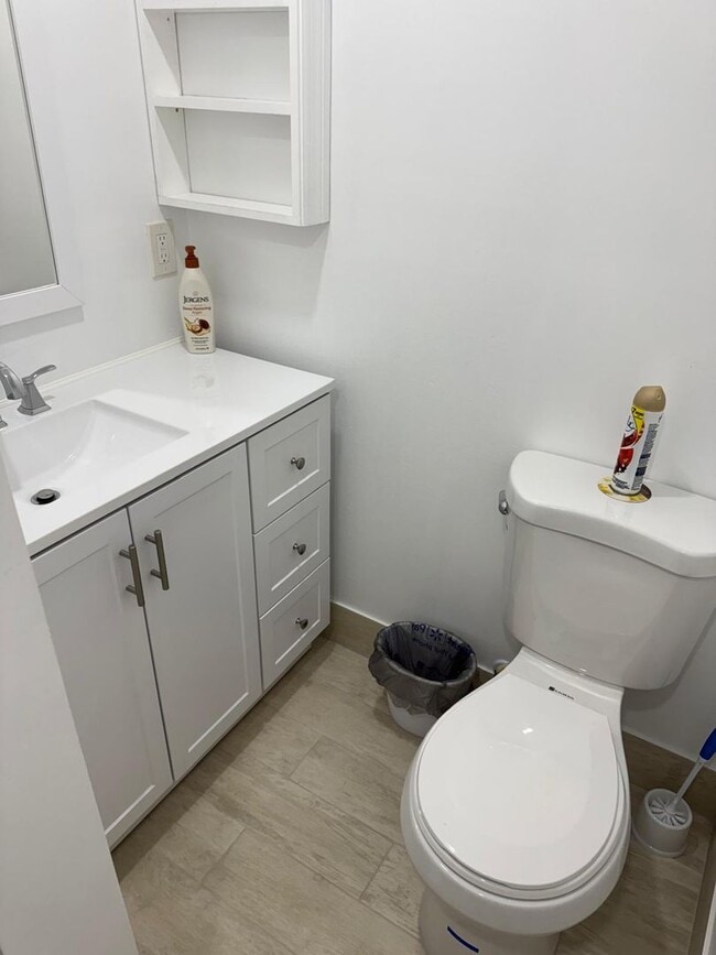 Building Photo - 1 Bed 1 bath Efficiency