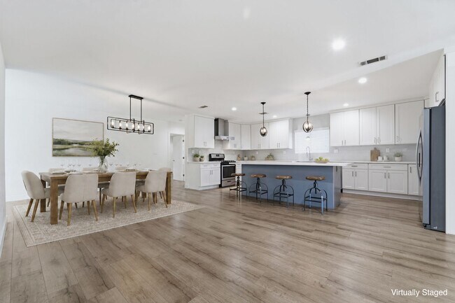 Building Photo - Modern Gated Retreat on a Private Lot.