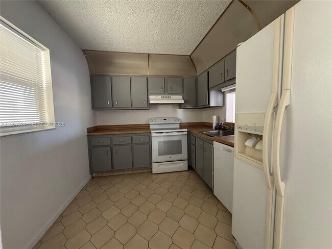 Building Photo - 1800 SW 81st Ave