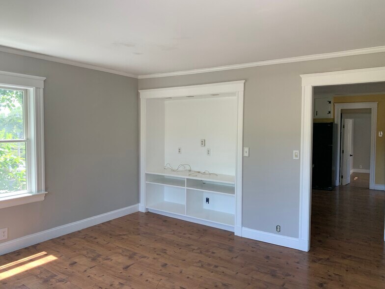 Building Photo - 65 Bacon St