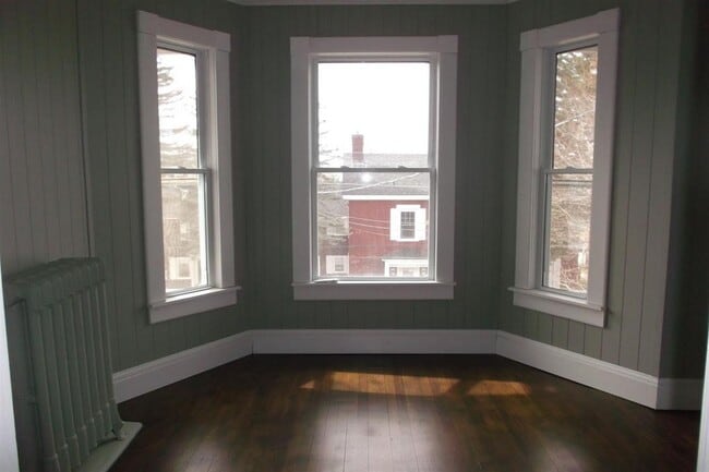 Building Photo - 50 Bank St