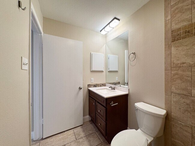 Building Photo - 3843