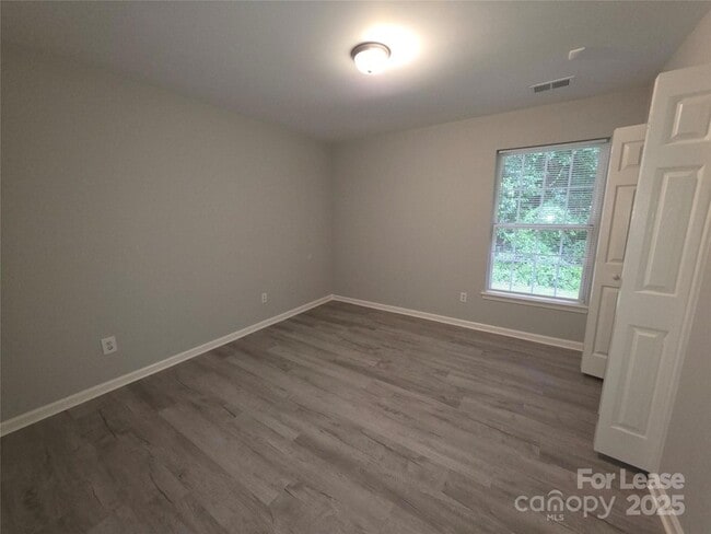 Building Photo - 235 Winding Canyon Dr