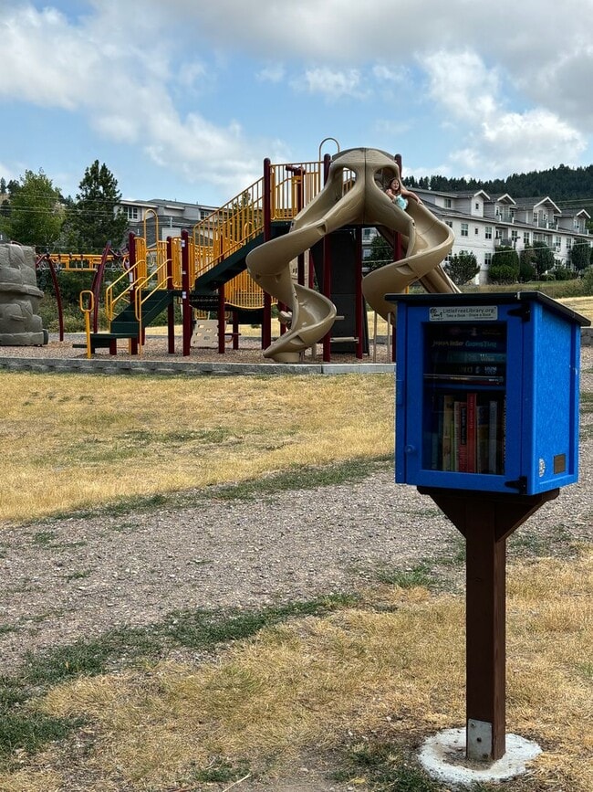 Building Photo - Updated 2 bedroom apartment Near St Peters