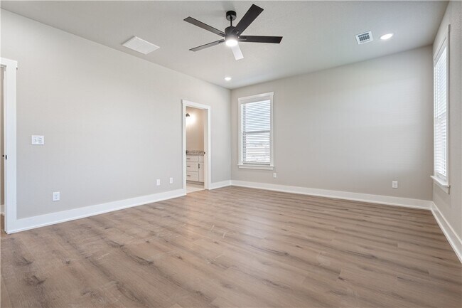 Building Photo - 7006 SW Orange Ave