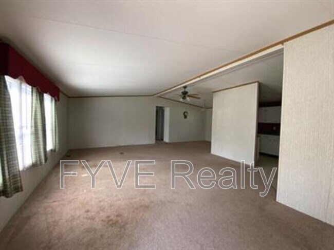 Building Photo - 282 Fountain Lake Dr
