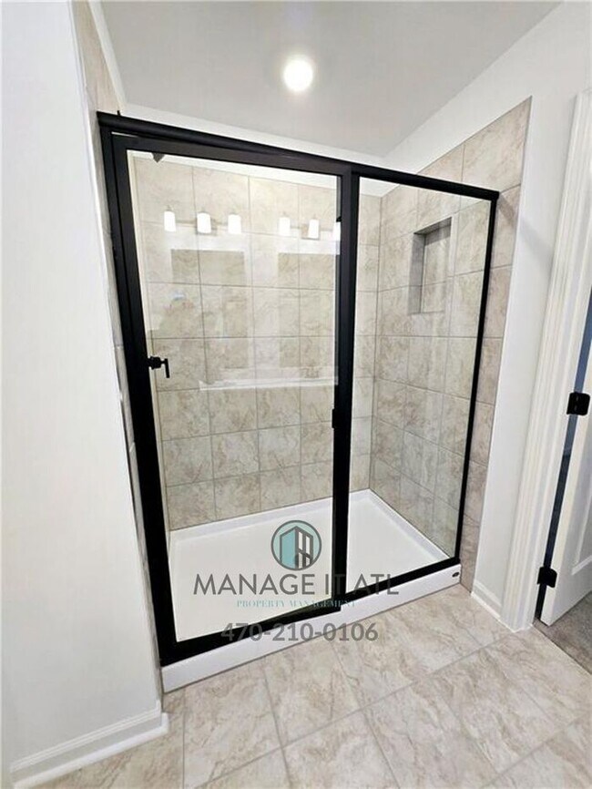 Building Photo - Beautiful End-Unit three-story townhome in Tucker