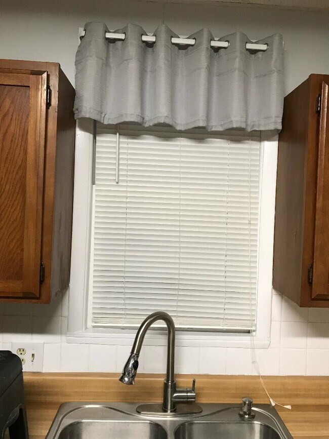 Building Photo - 210 E Main St