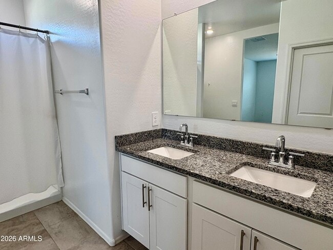 Building Photo - 1575 E Lardner Dr