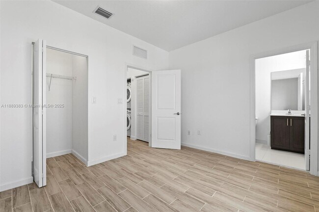 Building Photo - 20628 NE 7th Pl