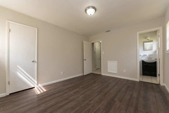 Building Photo - Hot Listing in Athens – 4 Beds, Granite Counters & More!