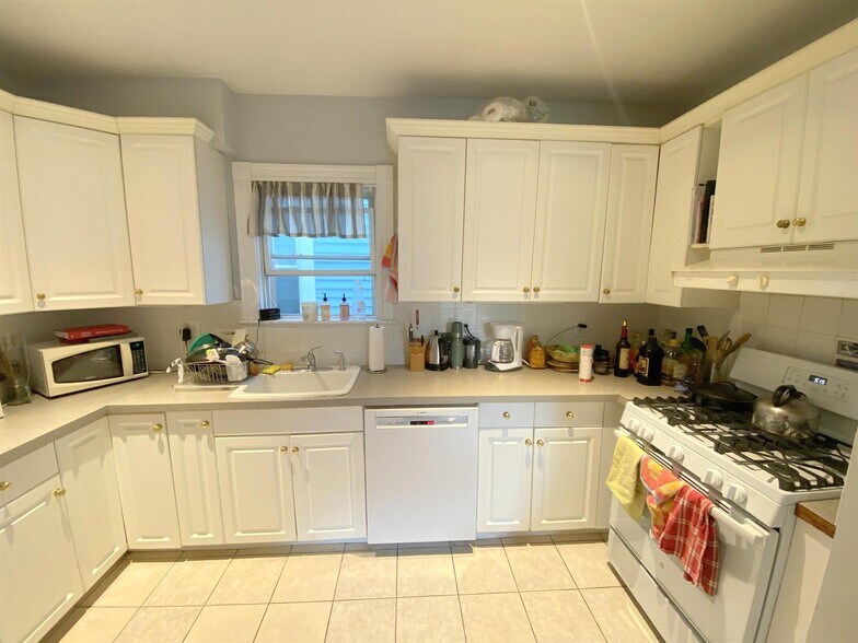 Primary Photo - 72 Allston St