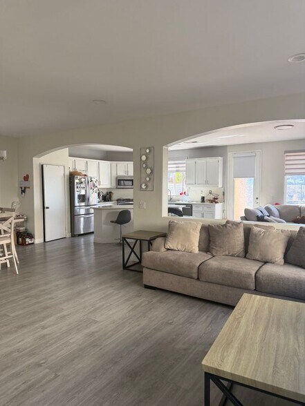Building Photo - 5134 Seaglen Way