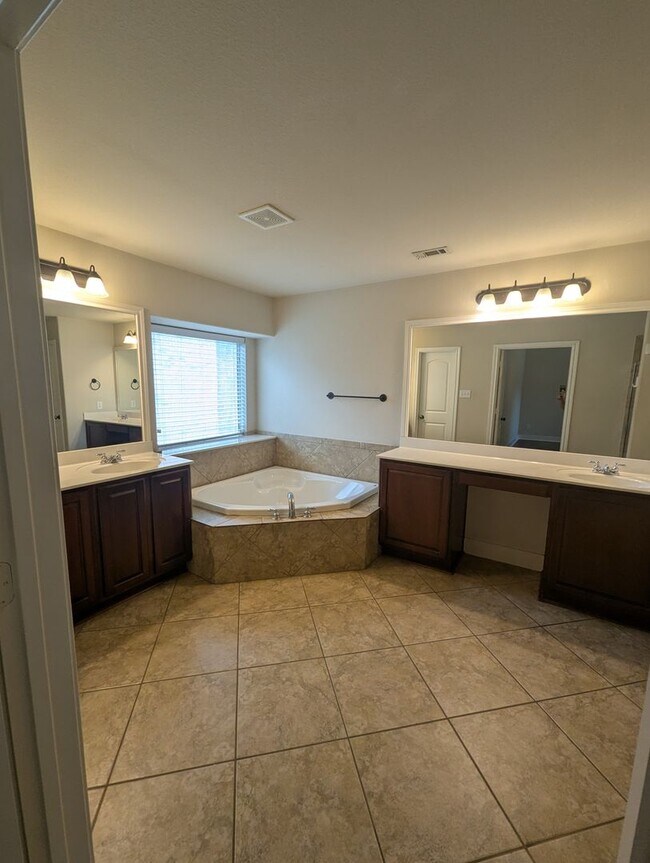 Building Photo - Forest Creek Gem: Spacious 4?Bed • 2?Bath ...