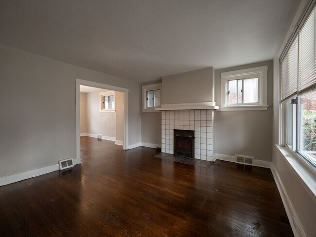Building Photo - L323