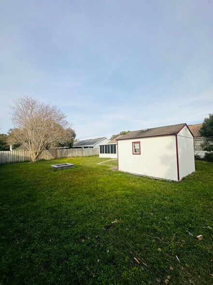 Building Photo - 648 Pyramid Ave