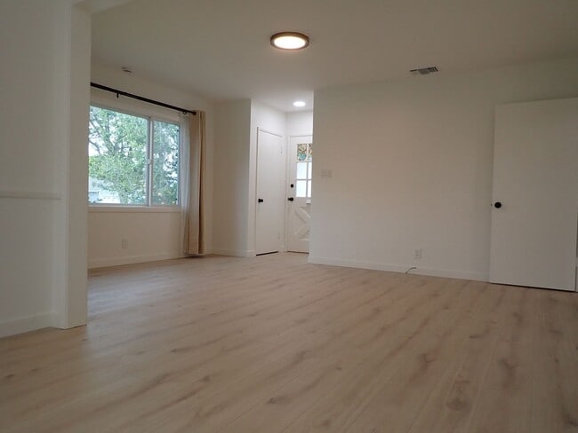 Building Photo - Single Family House in Desirable Neighborhood