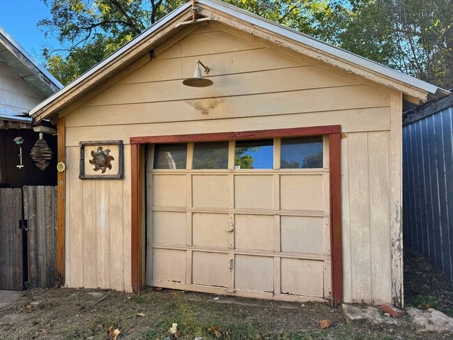 Building Photo - Quiet, 2 Bed 1 Bath Home In Burkburnett