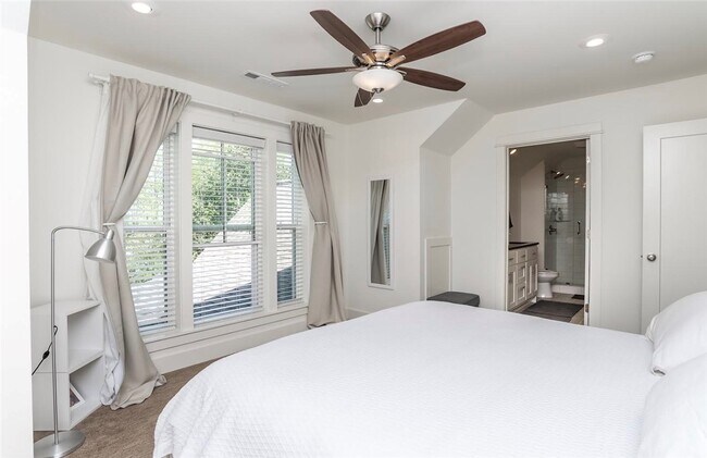 Building Photo - 306 NW H St