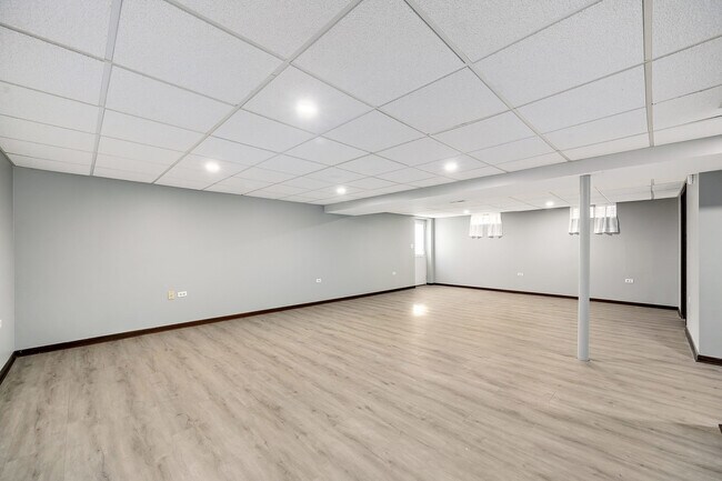 Building Photo - 887 Braintree Ln