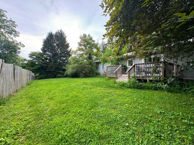 Building Photo - "Charming 3-Bedroom Retreat with Gleaming Hardwood Floors in Hendersonville!"