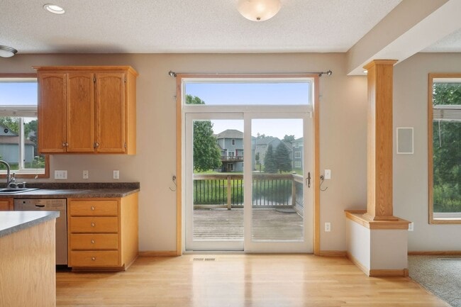 Building Photo - Gorgeous Single Family Home - June 1st Mov...